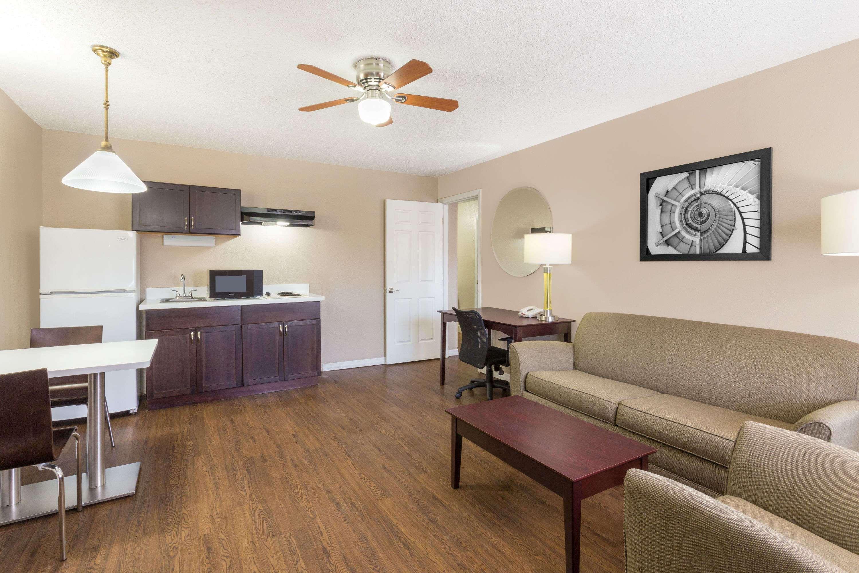 Super 8 By Wyndham Bradenton Area